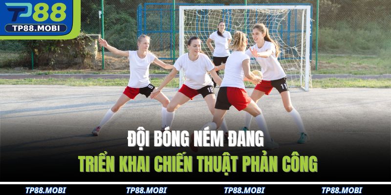 Đội bóng ném đang triển khai chiến thuật phản công