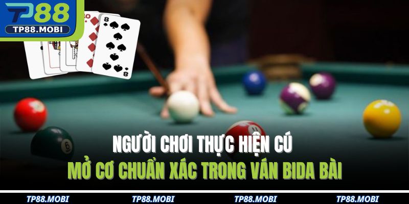 Người chơi thực hiện cú mở cơ chuẩn xác trong ván bida bài