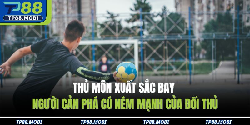 Thủ môn xuất sắc bay người cản phá cú ném mạnh của đối thủ