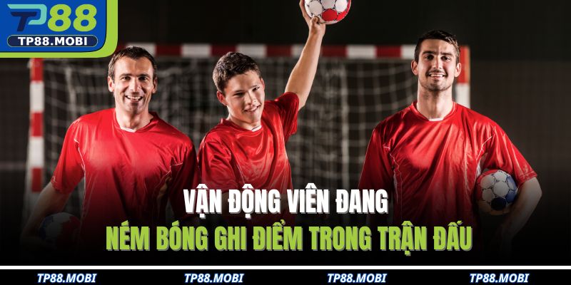 Vận động viên đang ném bóng ghi điểm trong trận đấu